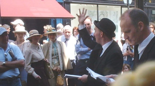 Bloomsday performers outside Davy Byrne's pub in 2003 (public domain via Wikimedia Commons)